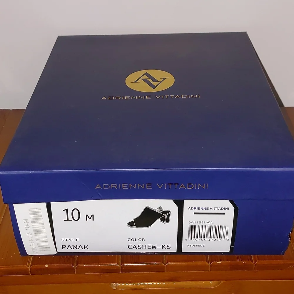 NWOT Adrienne Vittadini suede heels size 10 color cashew - Picture 8 of 10